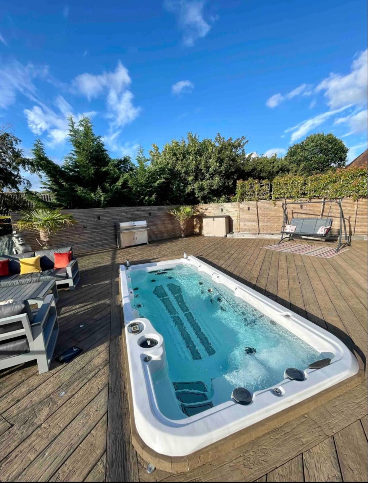 Branksome 4-House Sleeps 8 with Hot Tub & Parking