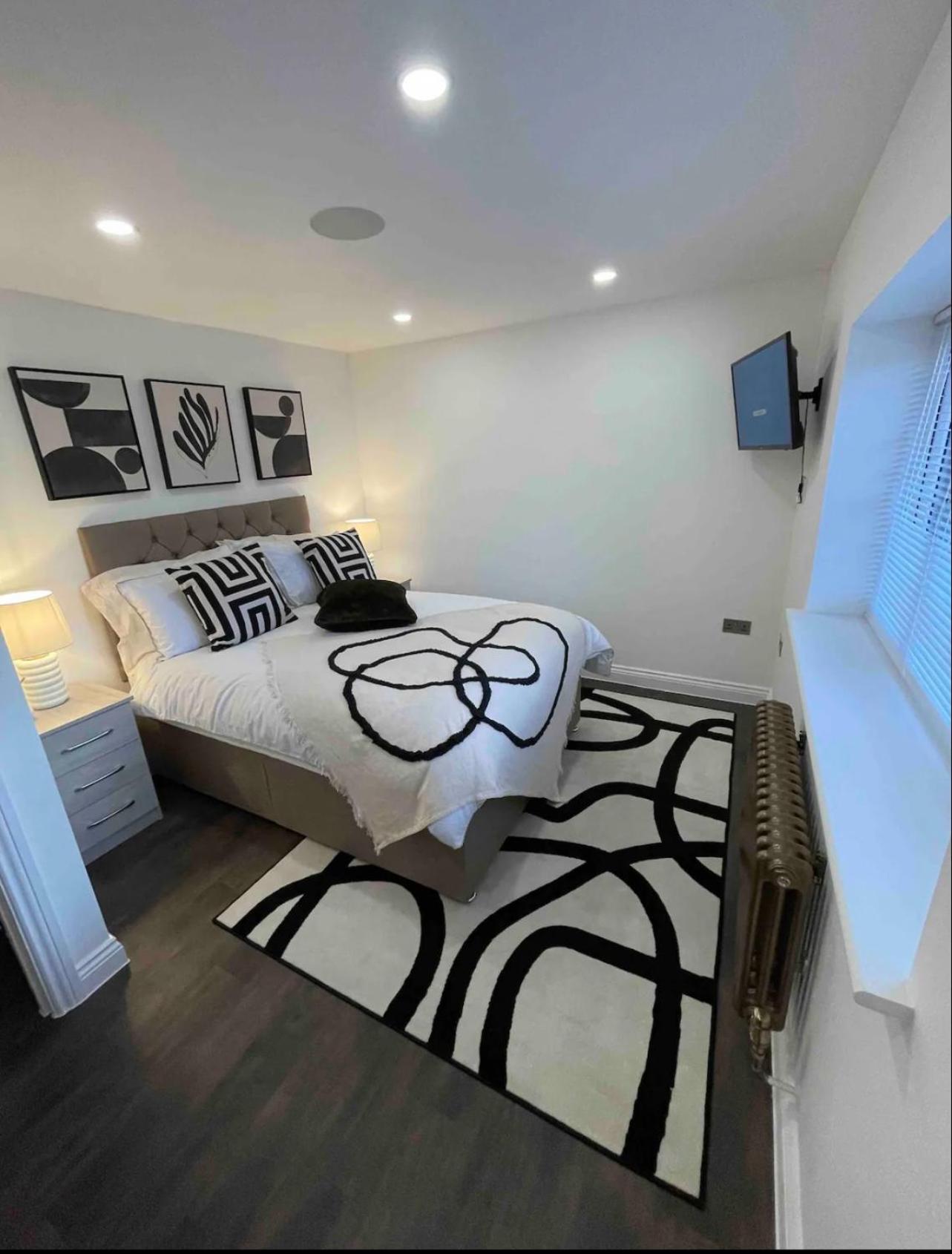 Branksome 4-House Sleeps 8 with Hot Tub & Parking