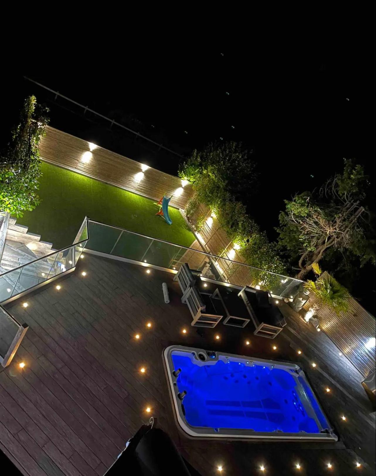 Branksome 4-House Sleeps 8 with Hot Tub & Parking