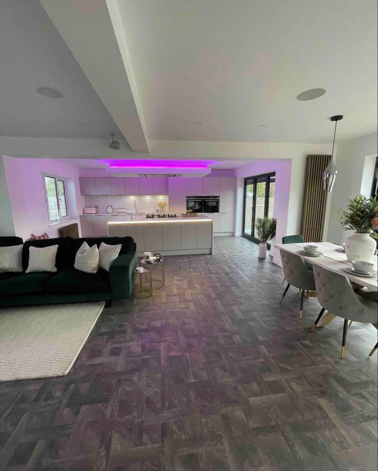 Branksome 4-House Sleeps 8 with Hot Tub & Parking