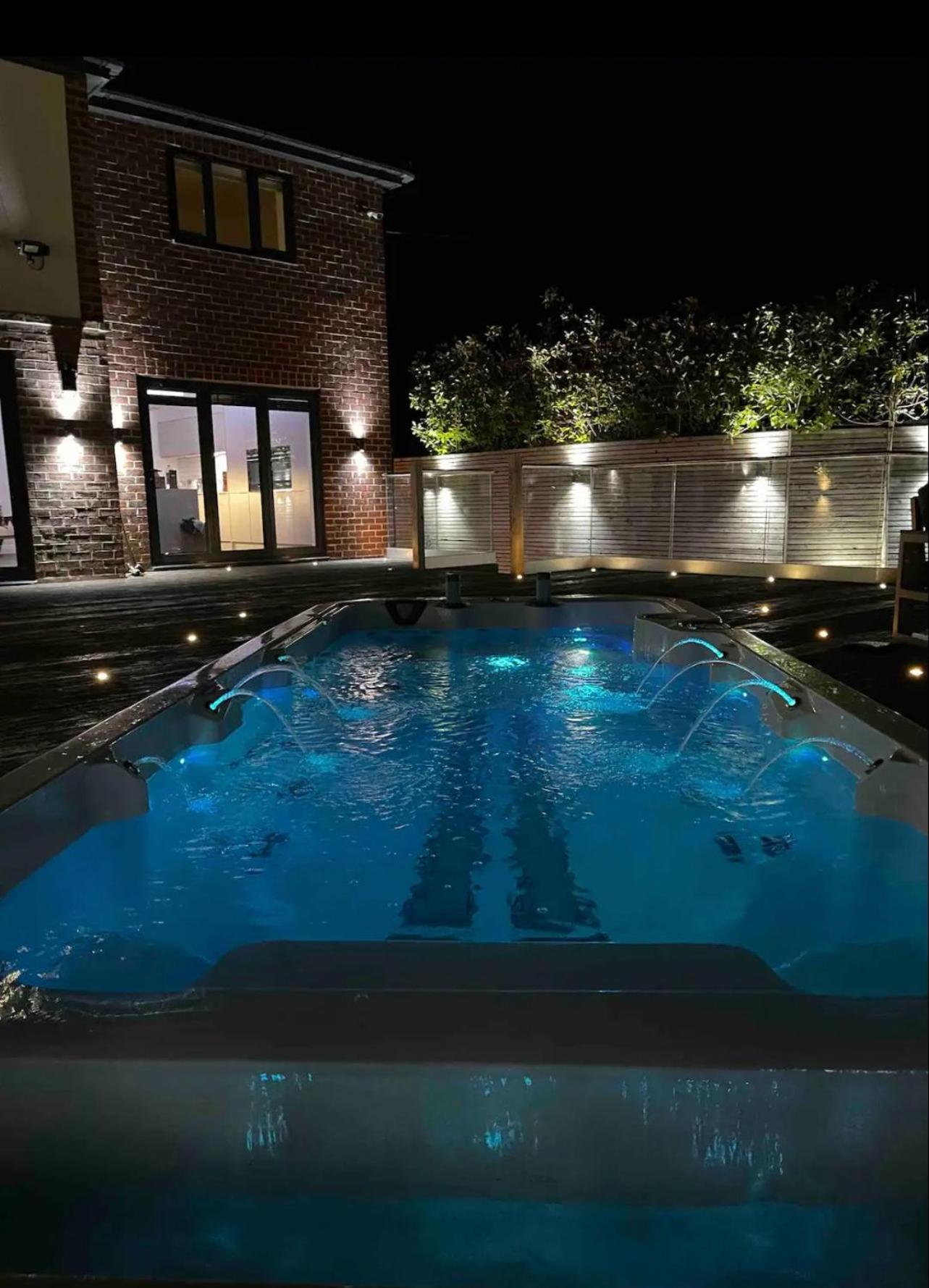 Branksome 4-House Sleeps 8 with Hot Tub & Parking