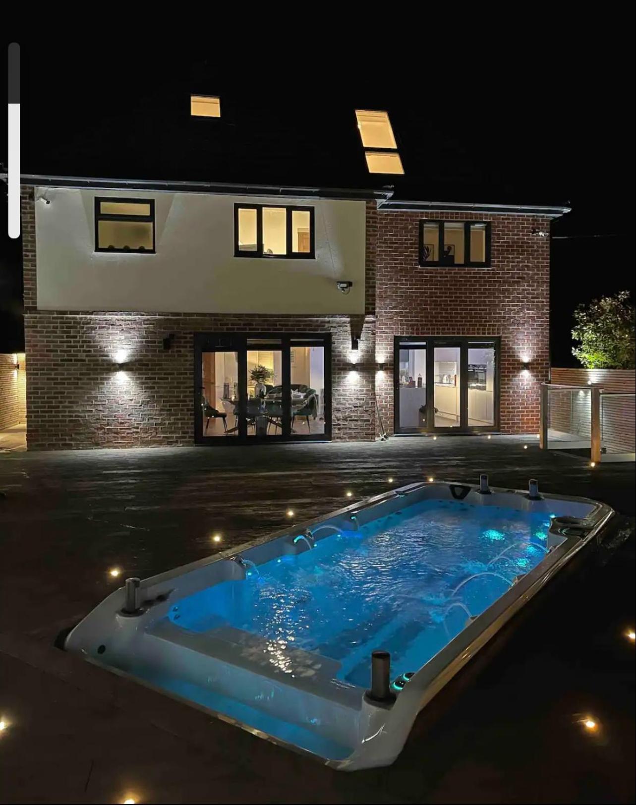 Branksome 4-House Sleeps 8 with Hot Tub & Parking