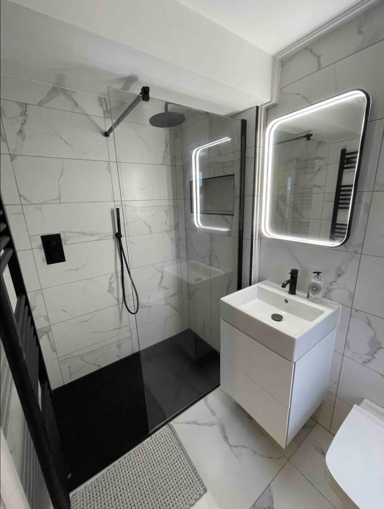 Branksome 4-House Sleeps 8 with Hot Tub & Parking
