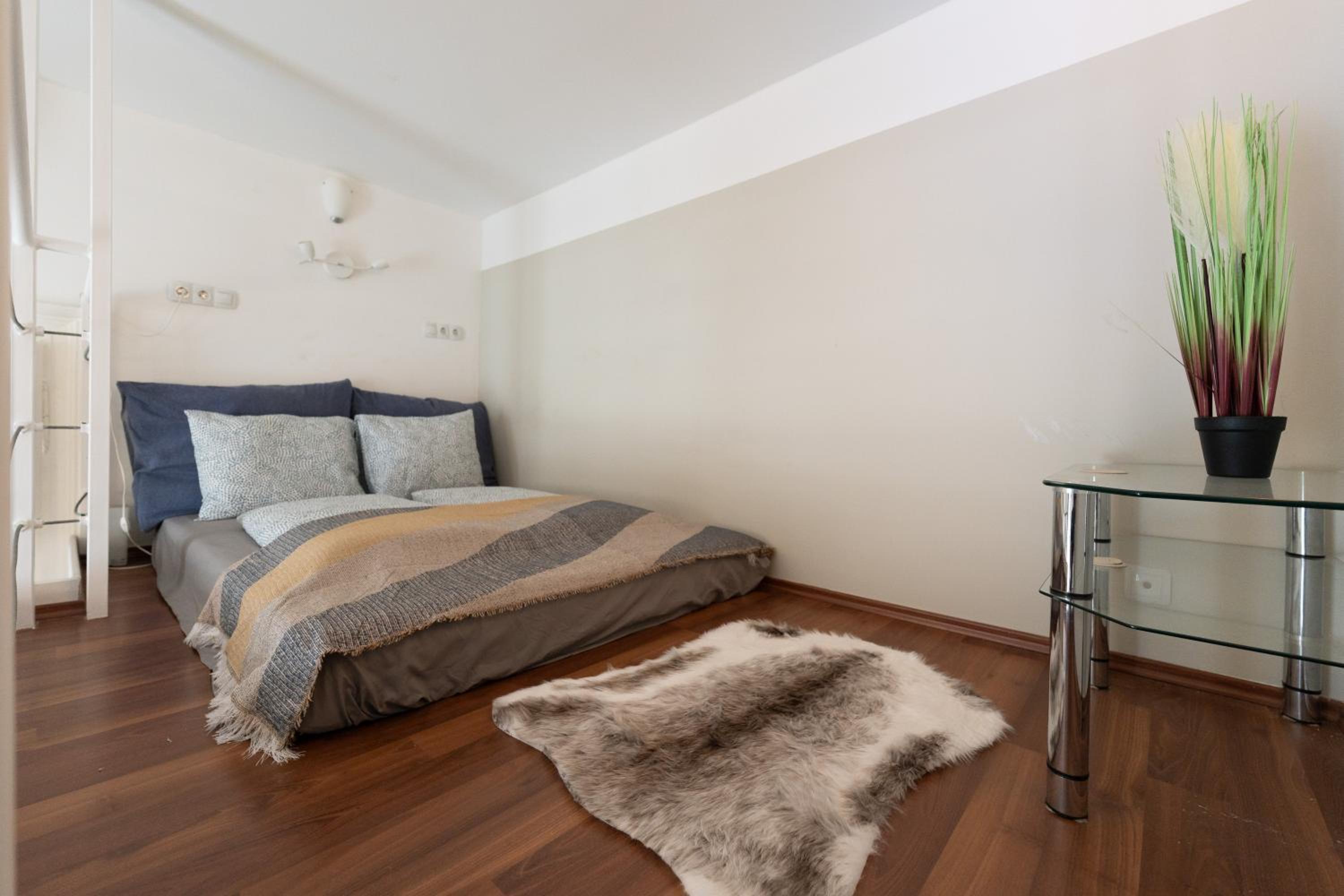 Spacious Apartment by Opera- 2 BR- 2 Bath- AC view 2
