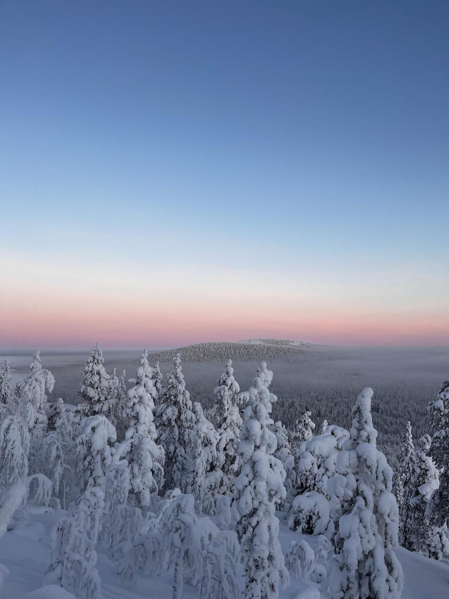 Porthos Ski-in Lodge with private hot tub and sauna in Lapland