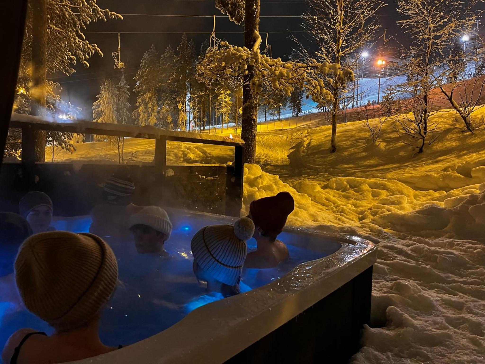 Porthos Ski-in Lodge with private hot tub and sauna in Lapland