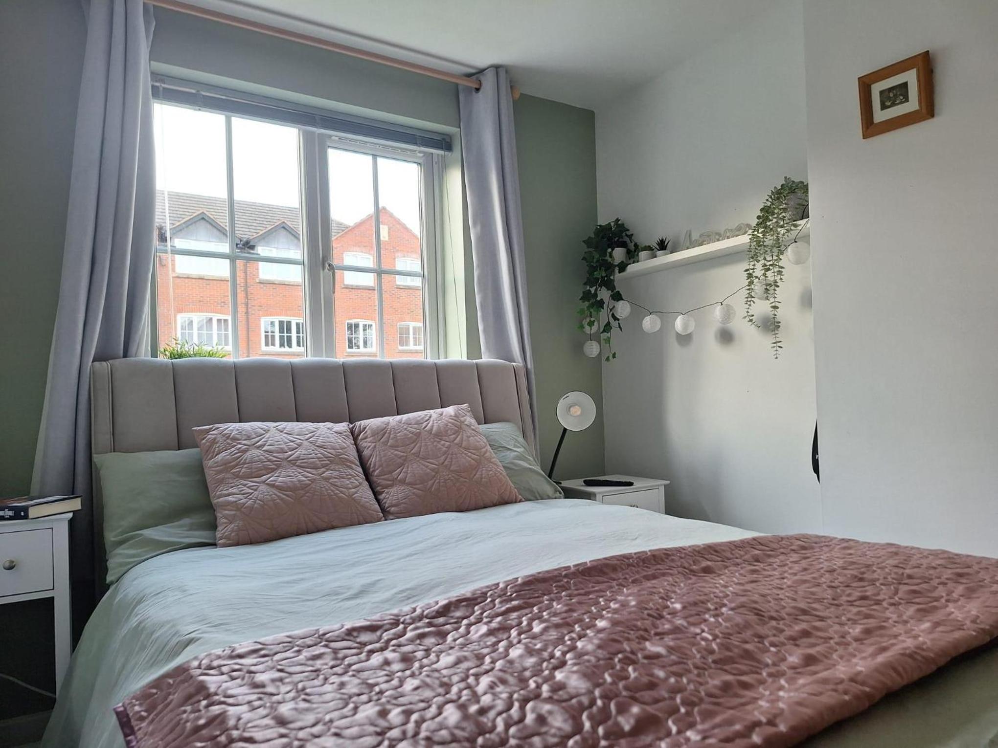 Stratford-upon-Avon 1-Bed Sleeps 4 Pets Allowed view 3