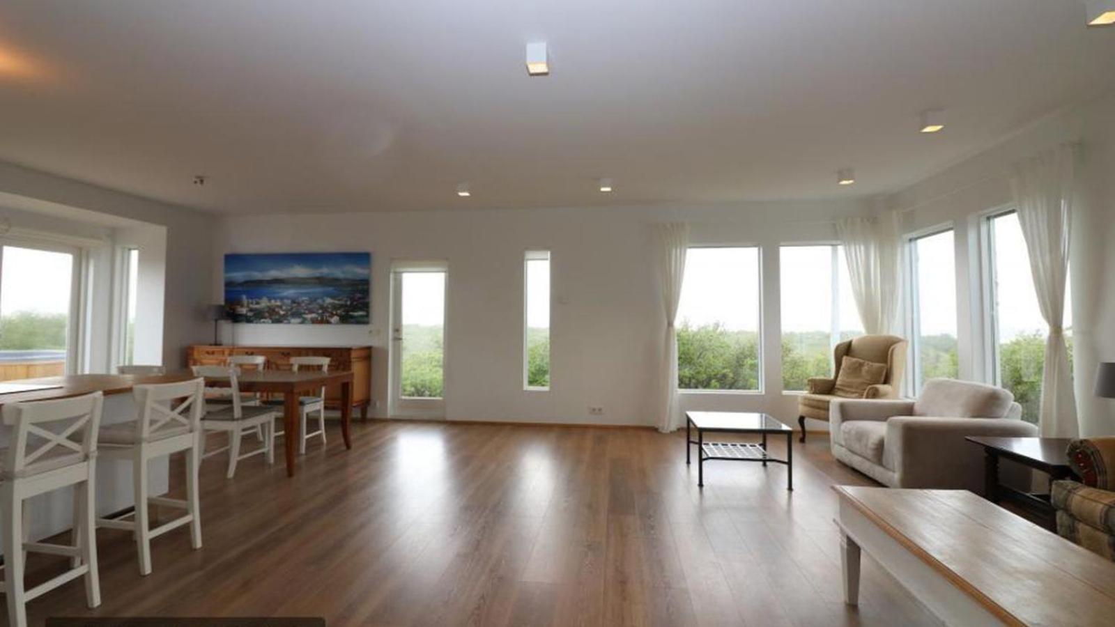 Golden Circle Spectacular house! view 5