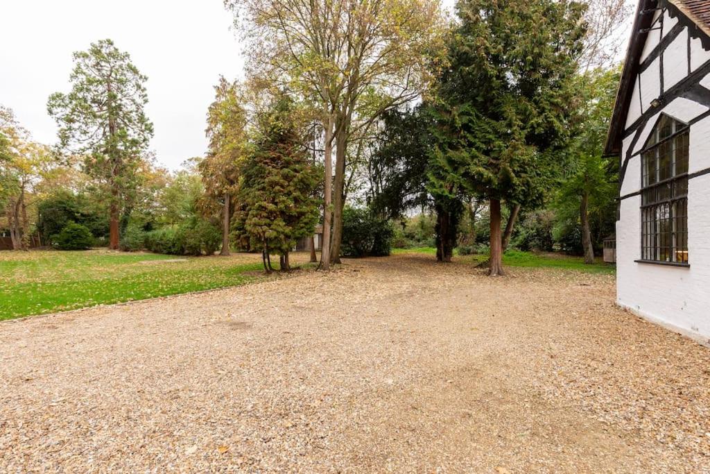 Dorney Windsor Legoland 5 Star Stay for upto 14 guests, photo 33