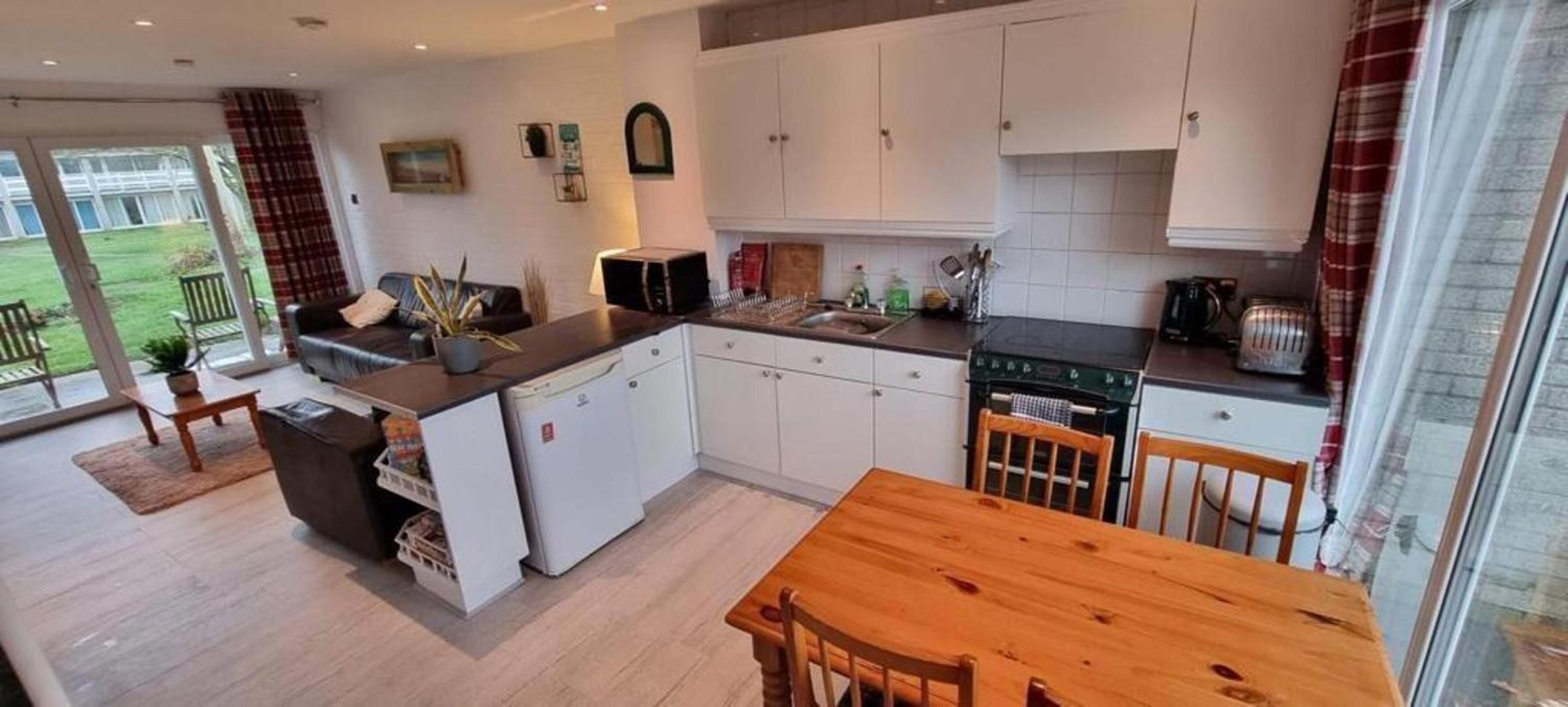 2 Bed Cottage Sleeps 5 - Pets Allowed view 2