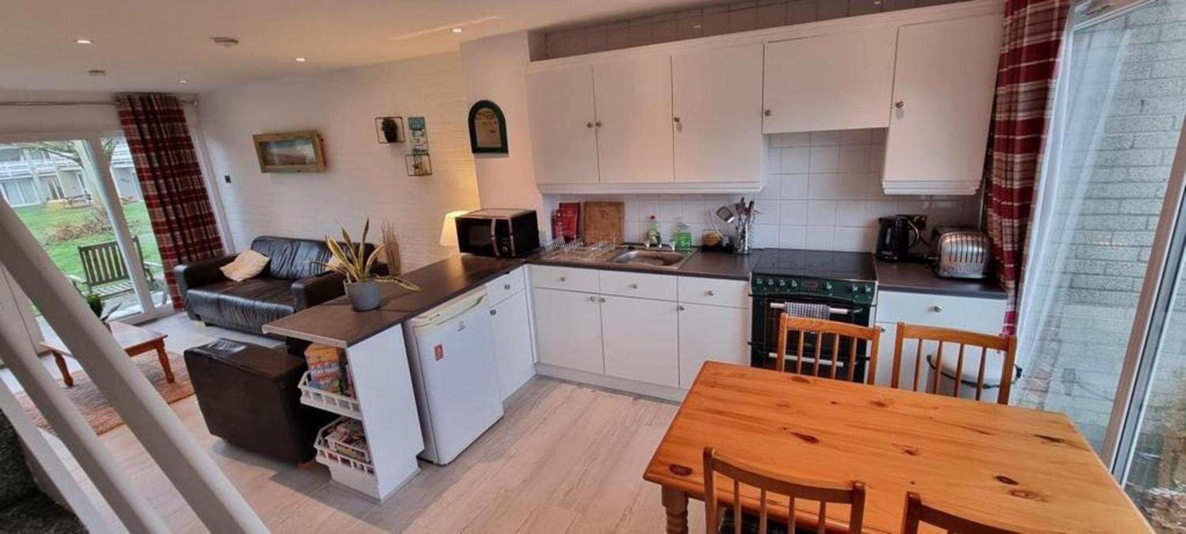 2 Bed Cottage Sleeps 5 - Pets Allowed view 4