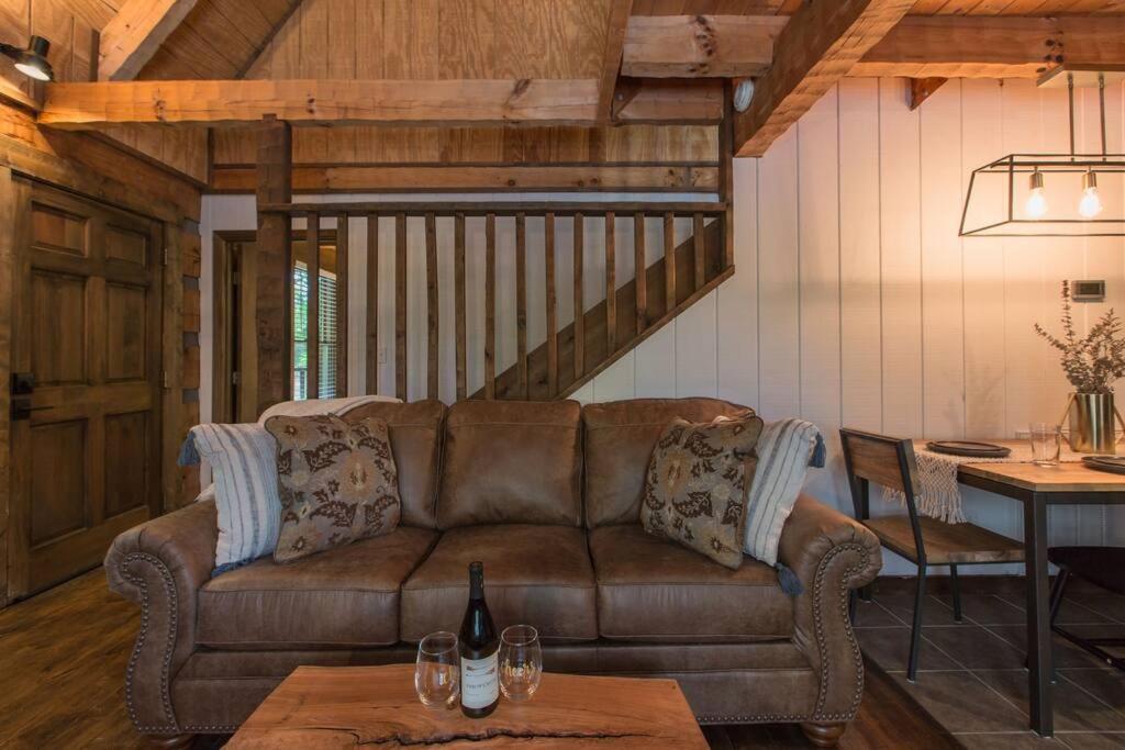 Southern Oak Cabin - Newly Remodeled - Close to all attractions view 3