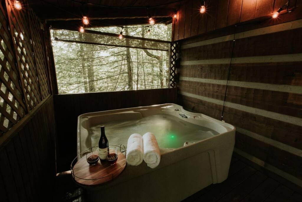 Southern Oak Cabin - Newly Remodeled - Close to all attractions view 4