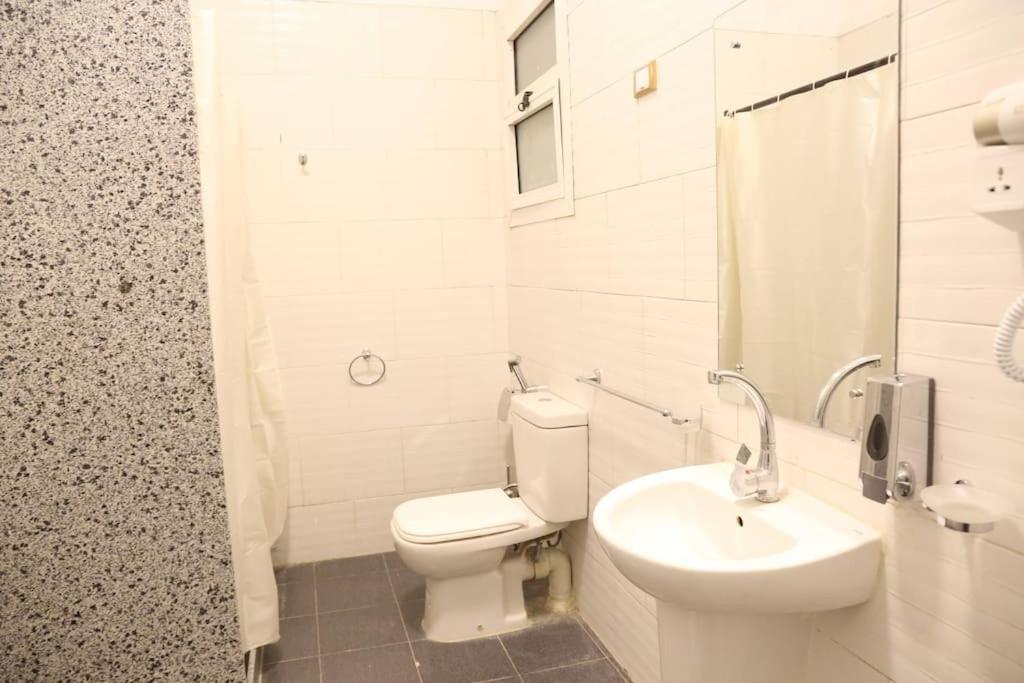 Timeless Classic 3BR Apt in Downtown - Mint 8