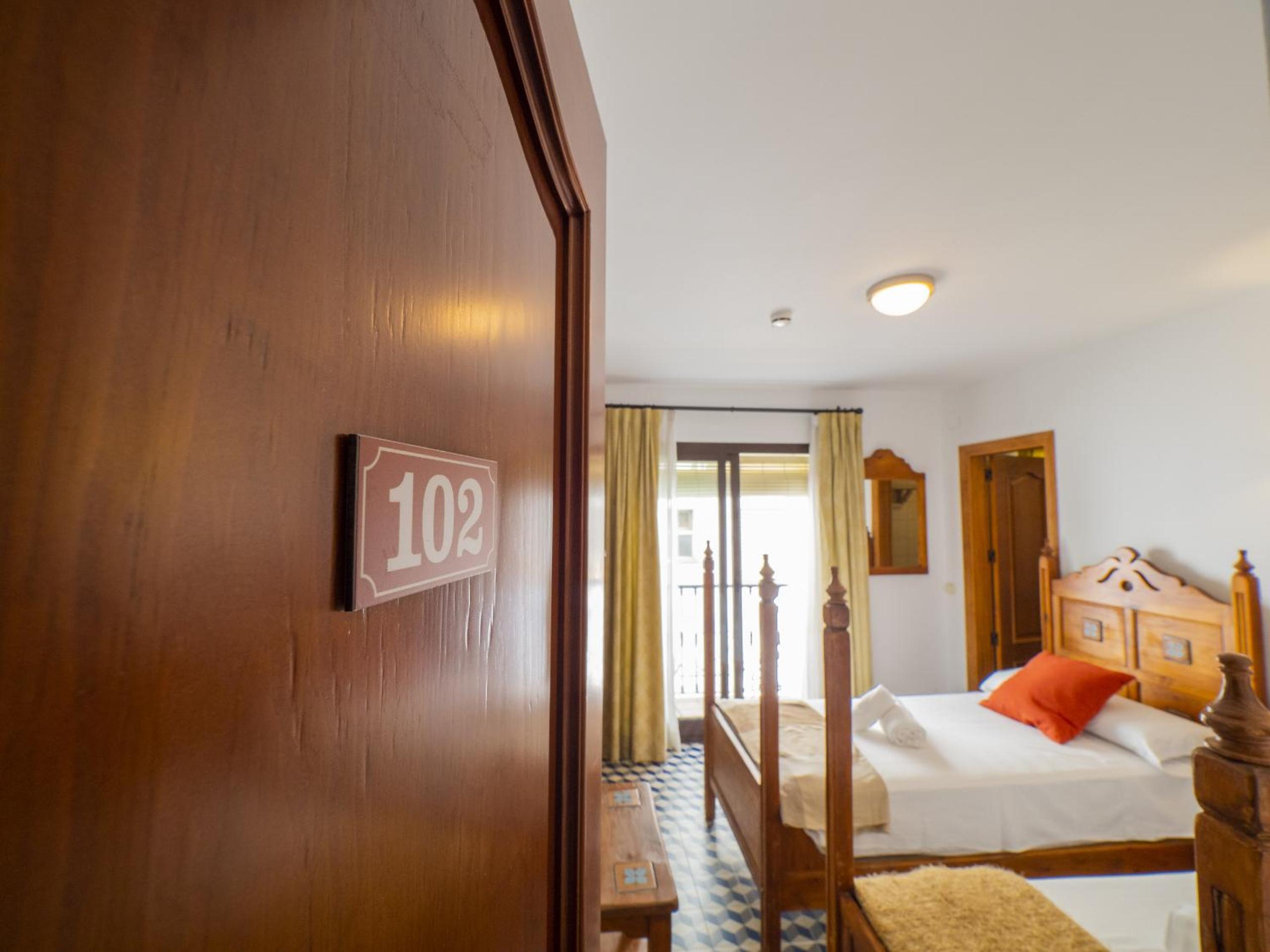 Cubo's Hostal La Plaza Room 102 with Breakfast view 5