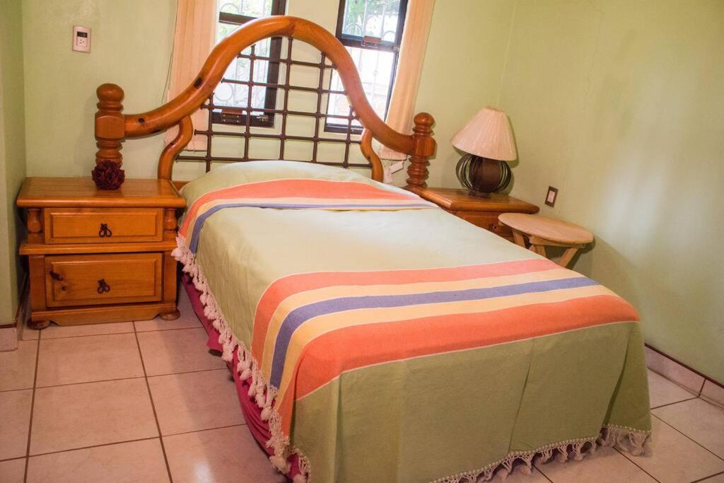 Casa grande y privada, jardín & estacionamiento view 5