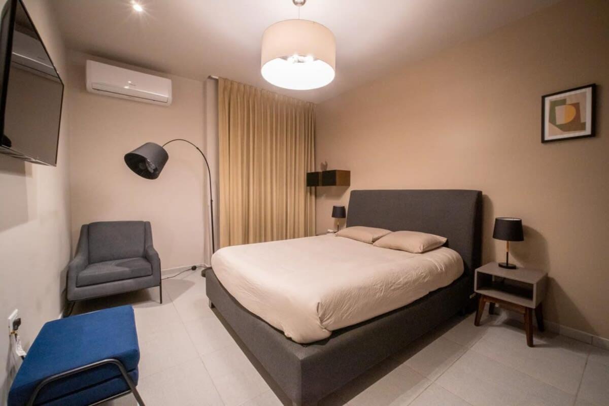 PENINSULA STAYS 2 BR Designer Apartment & 200 MB FAST WIFI New Listing! view 3