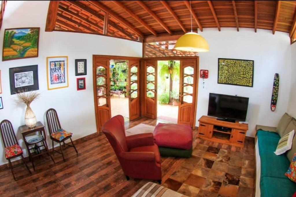Casa com piscina poucos passos de Camburi
