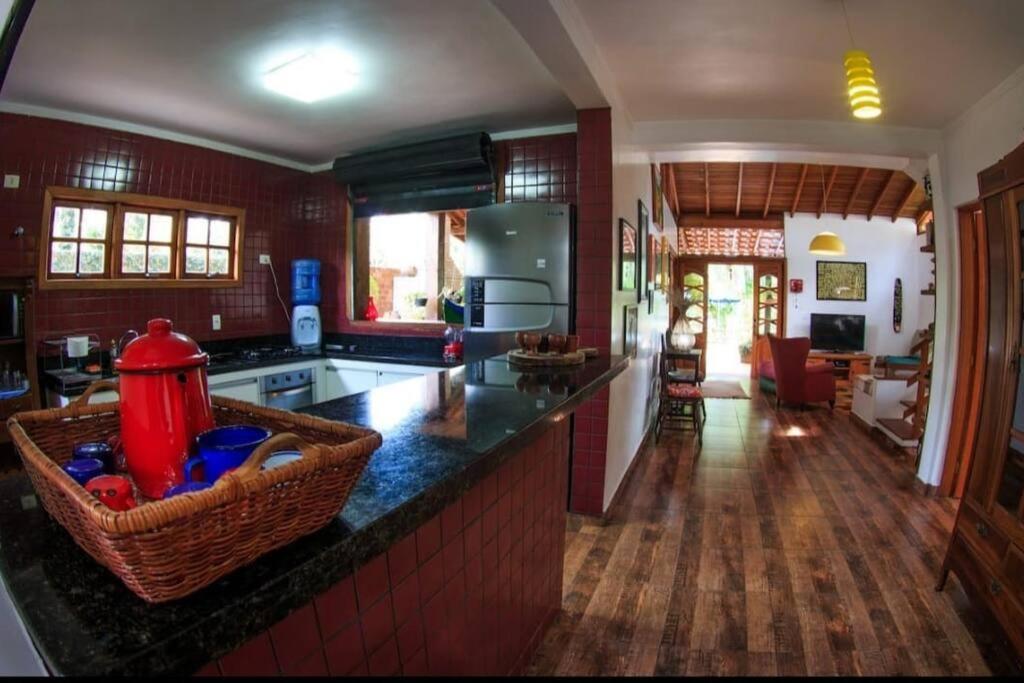 Casa com piscina poucos passos de Camburi