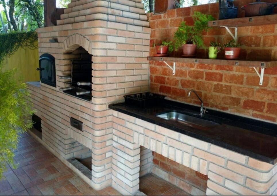 Casa com piscina poucos passos de Camburi
