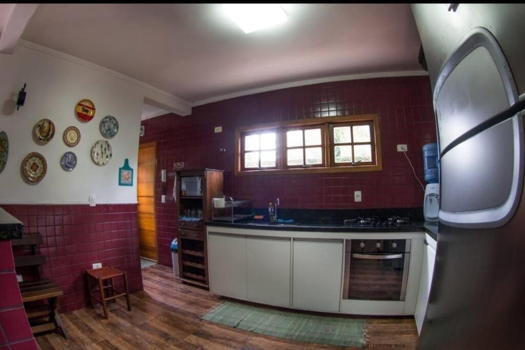 Casa com piscina poucos passos de Camburi