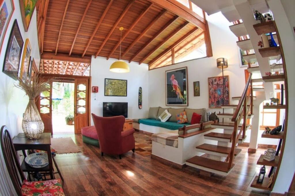 Casa com piscina poucos passos de Camburi