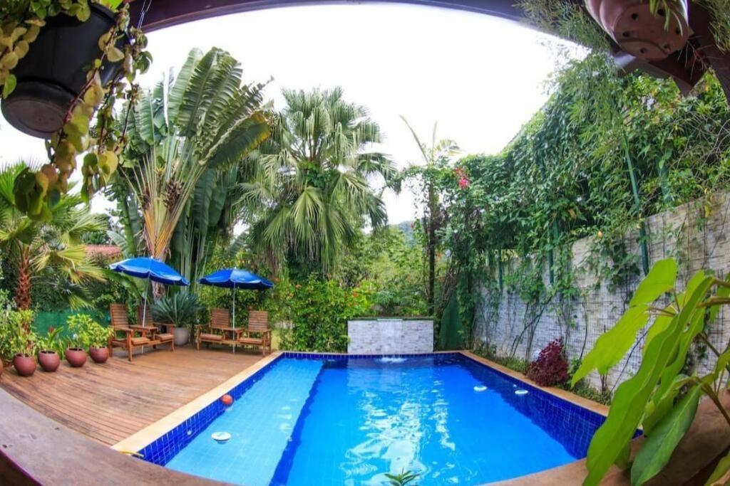 Casa com piscina poucos passos de Camburi