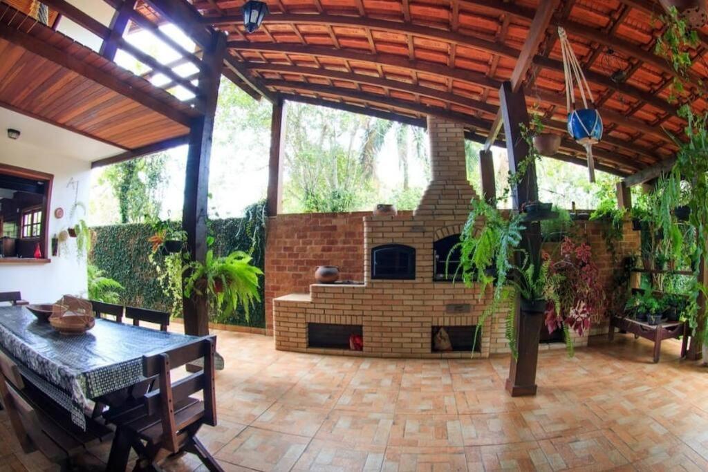 Casa com piscina poucos passos de Camburi