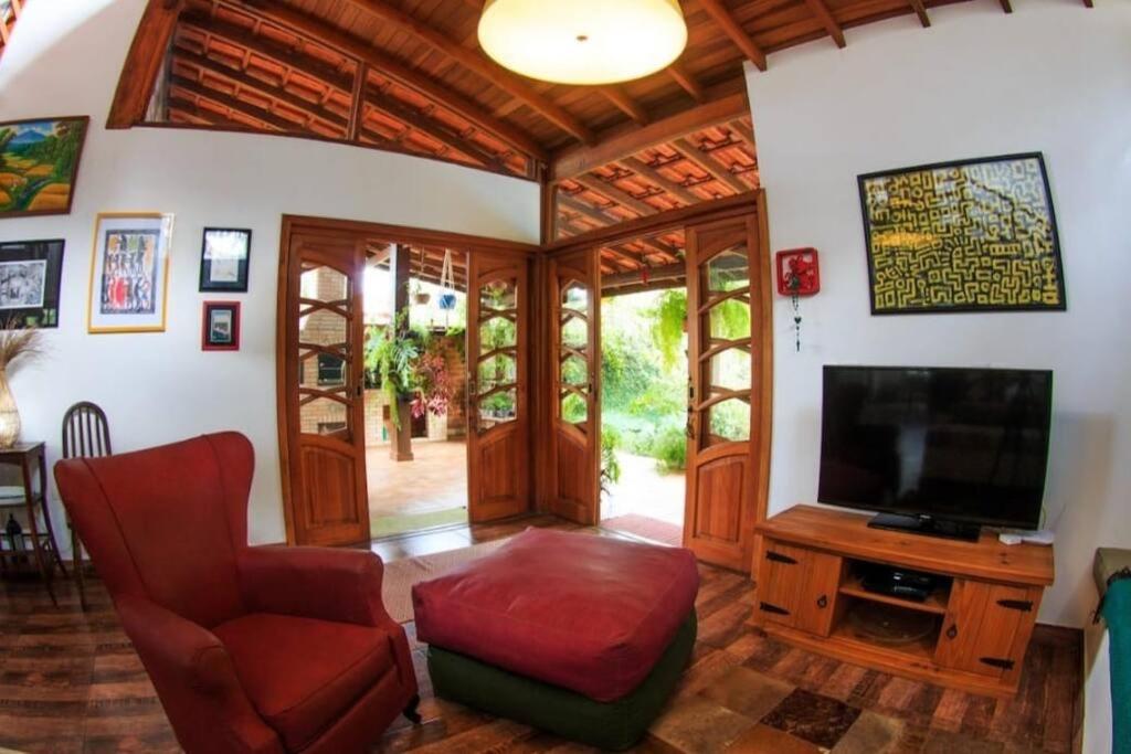 Casa com piscina poucos passos de Camburi