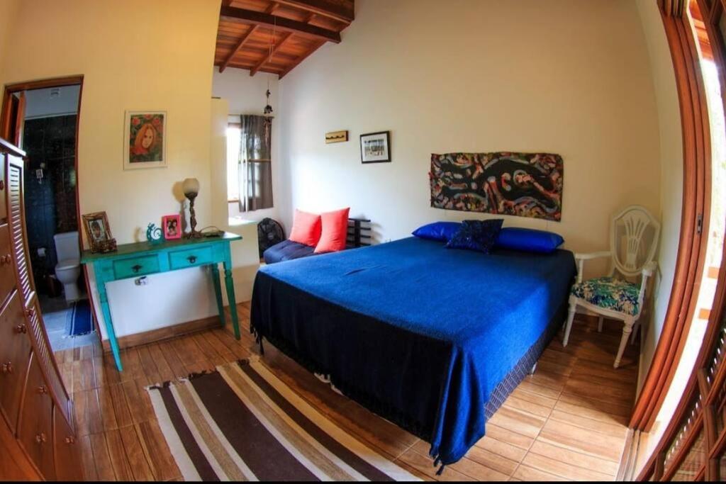 Casa com piscina poucos passos de Camburi
