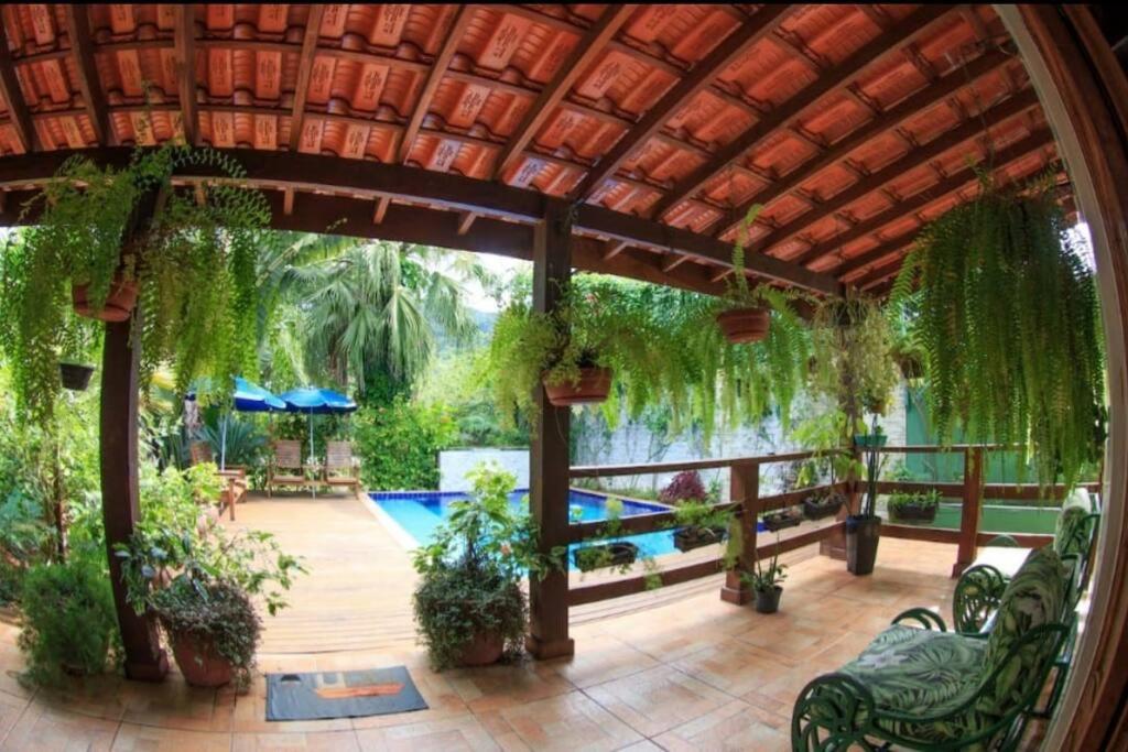 Casa com piscina poucos passos de Camburi
