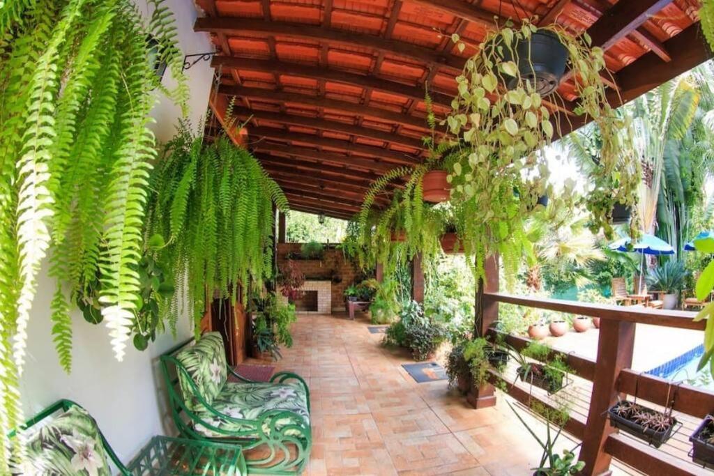 Casa com piscina poucos passos de Camburi