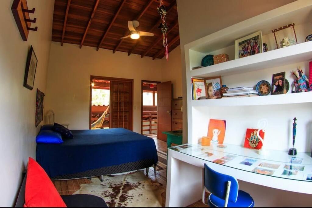 Casa com piscina poucos passos de Camburi