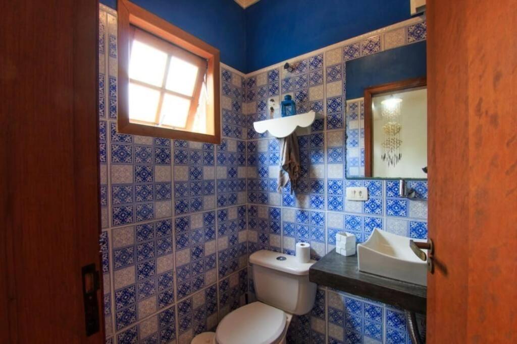 Casa com piscina poucos passos de Camburi