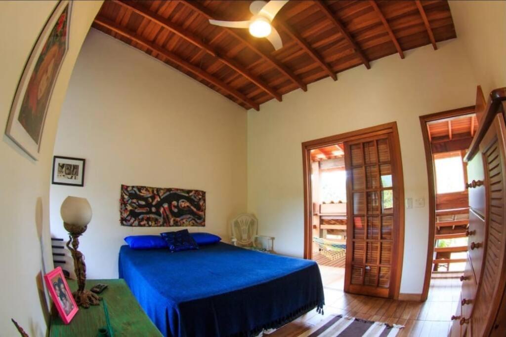 Casa com piscina poucos passos de Camburi