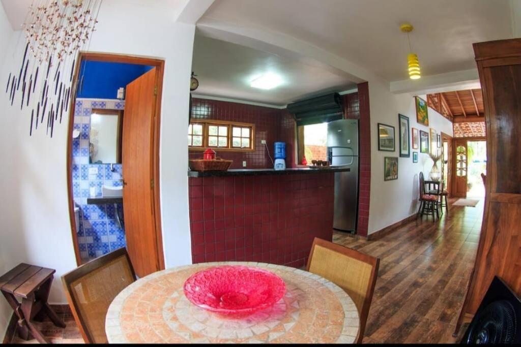 Casa com piscina poucos passos de Camburi