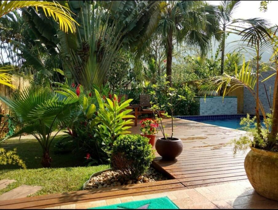 Casa com piscina poucos passos de Camburi