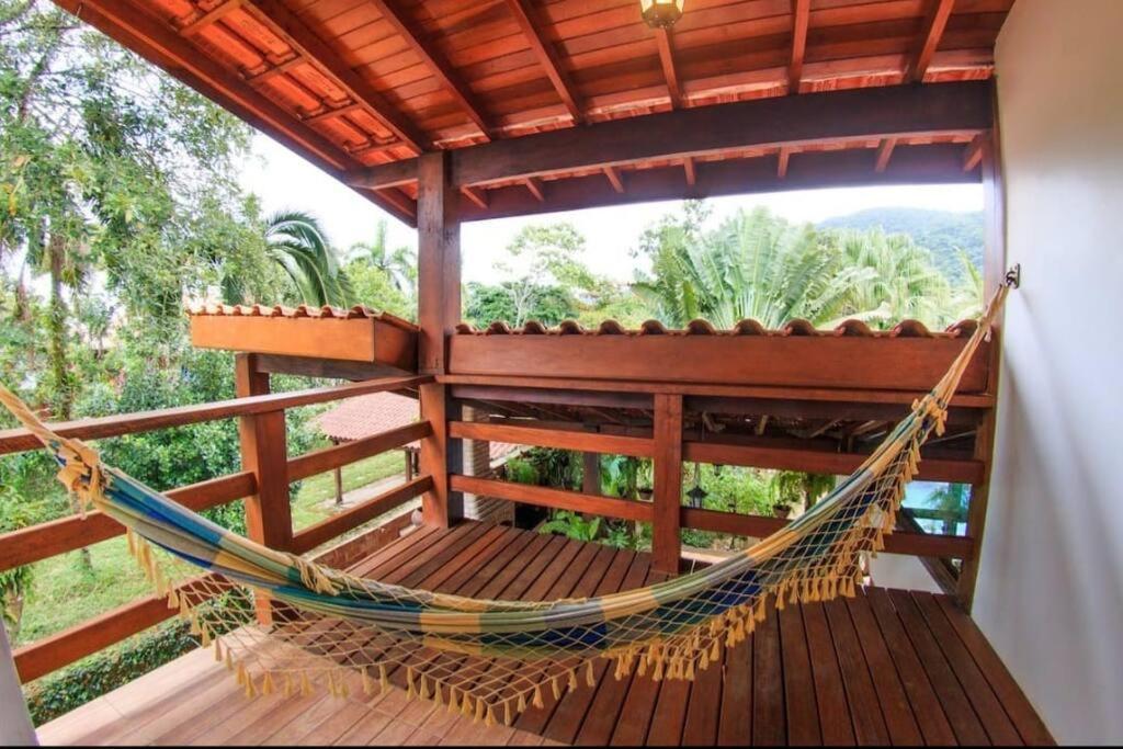 Casa com piscina poucos passos de Camburi