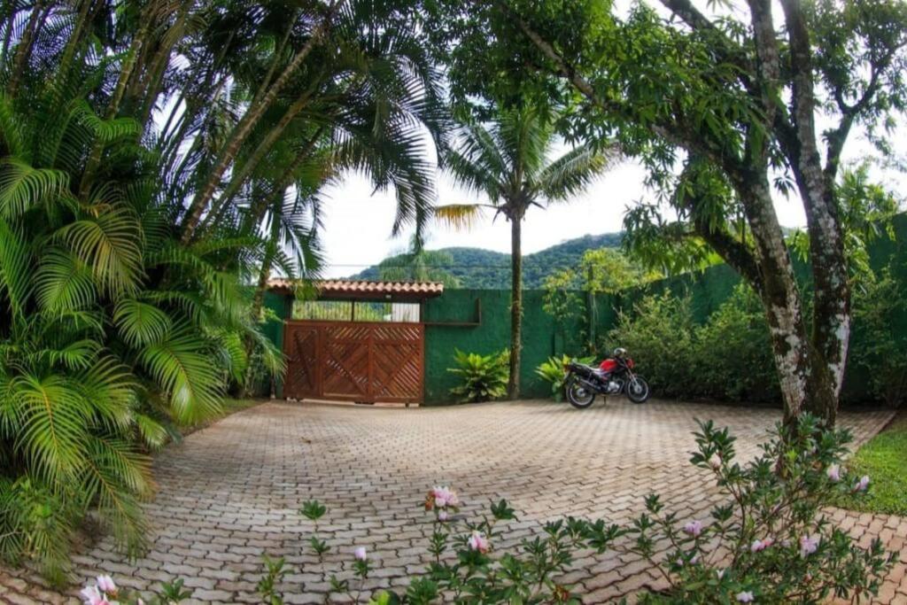 Casa com piscina poucos passos de Camburi