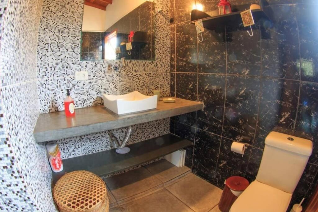Casa com piscina poucos passos de Camburi