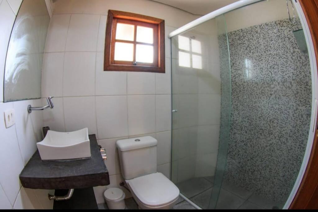 Casa com piscina poucos passos de Camburi
