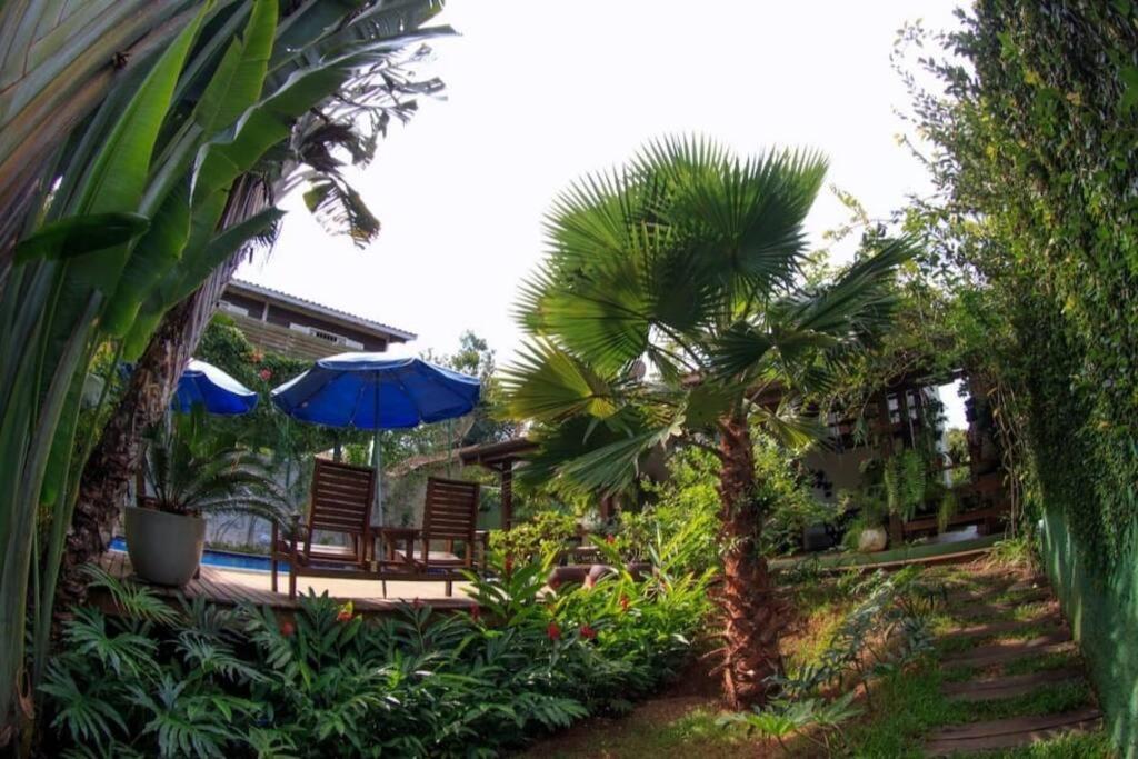 Casa com piscina poucos passos de Camburi