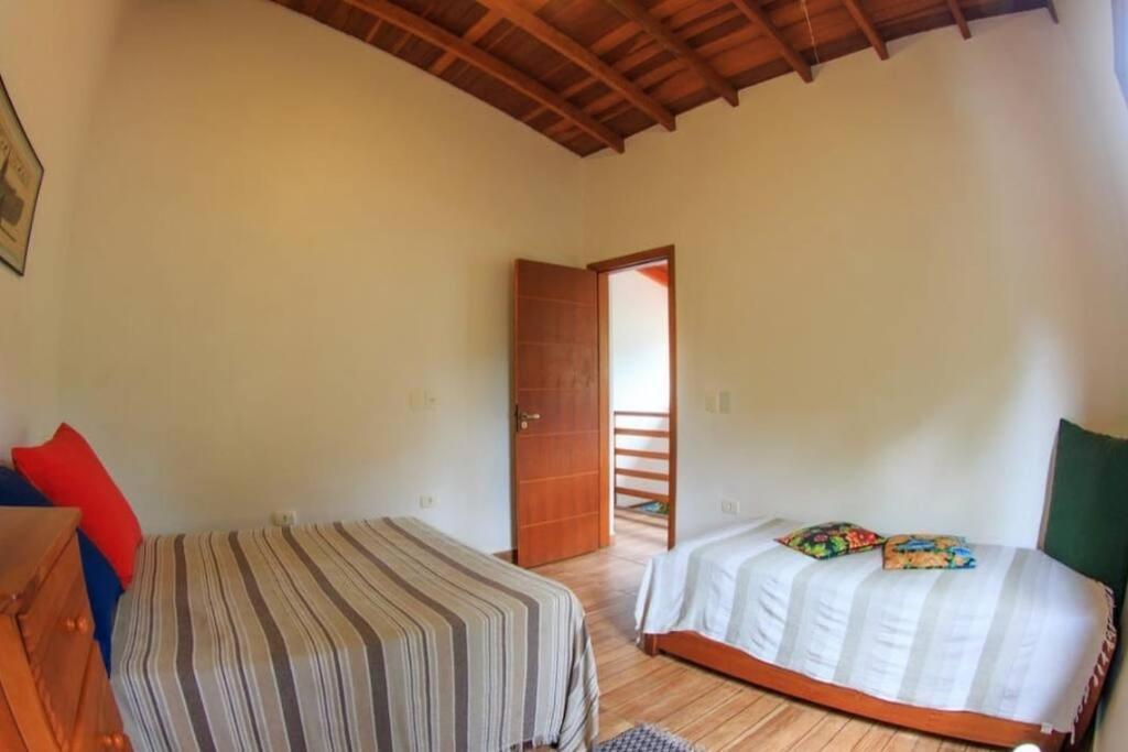 Casa com piscina poucos passos de Camburi