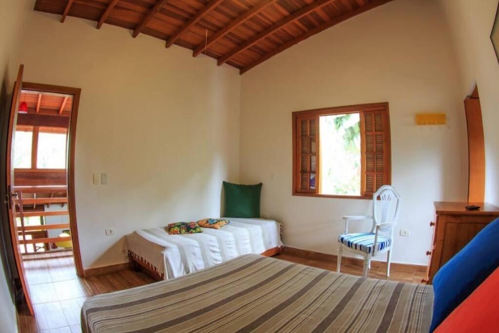 Casa com piscina poucos passos de Camburi