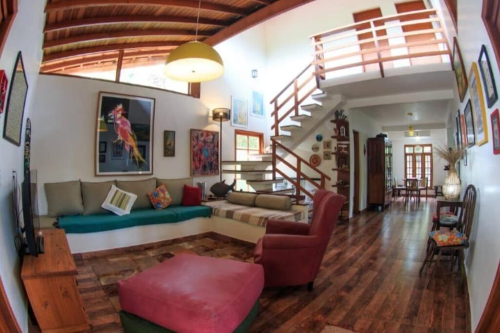 Casa com piscina poucos passos de Camburi