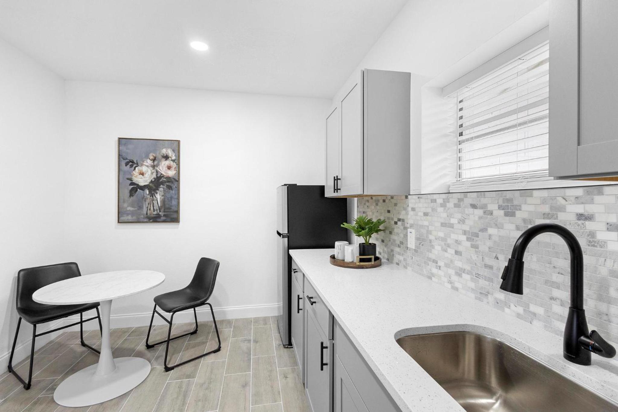 Charming 1br Stay Wi-fi Included 25 Off view 5