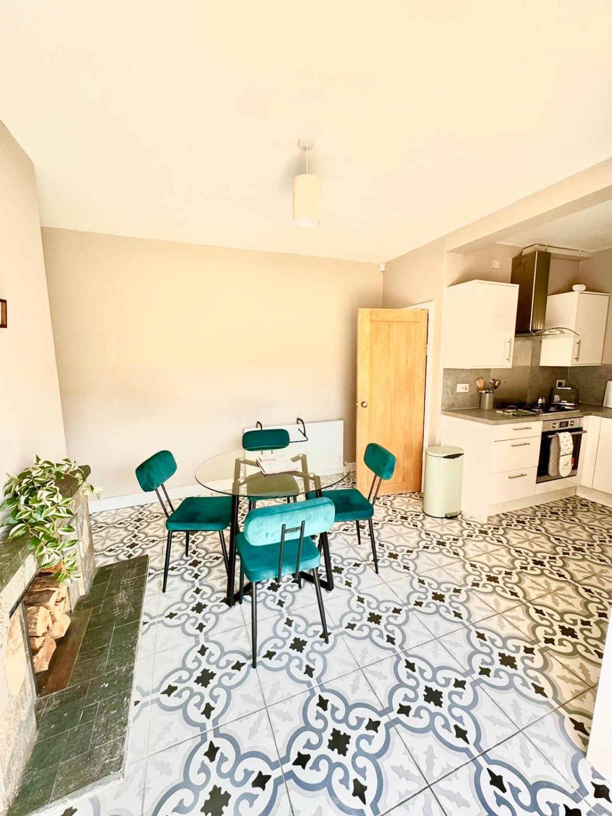 Cozy 3-bed house ideal for families and contractors with Netflix 7 miles for Birmingham City Centre view 3