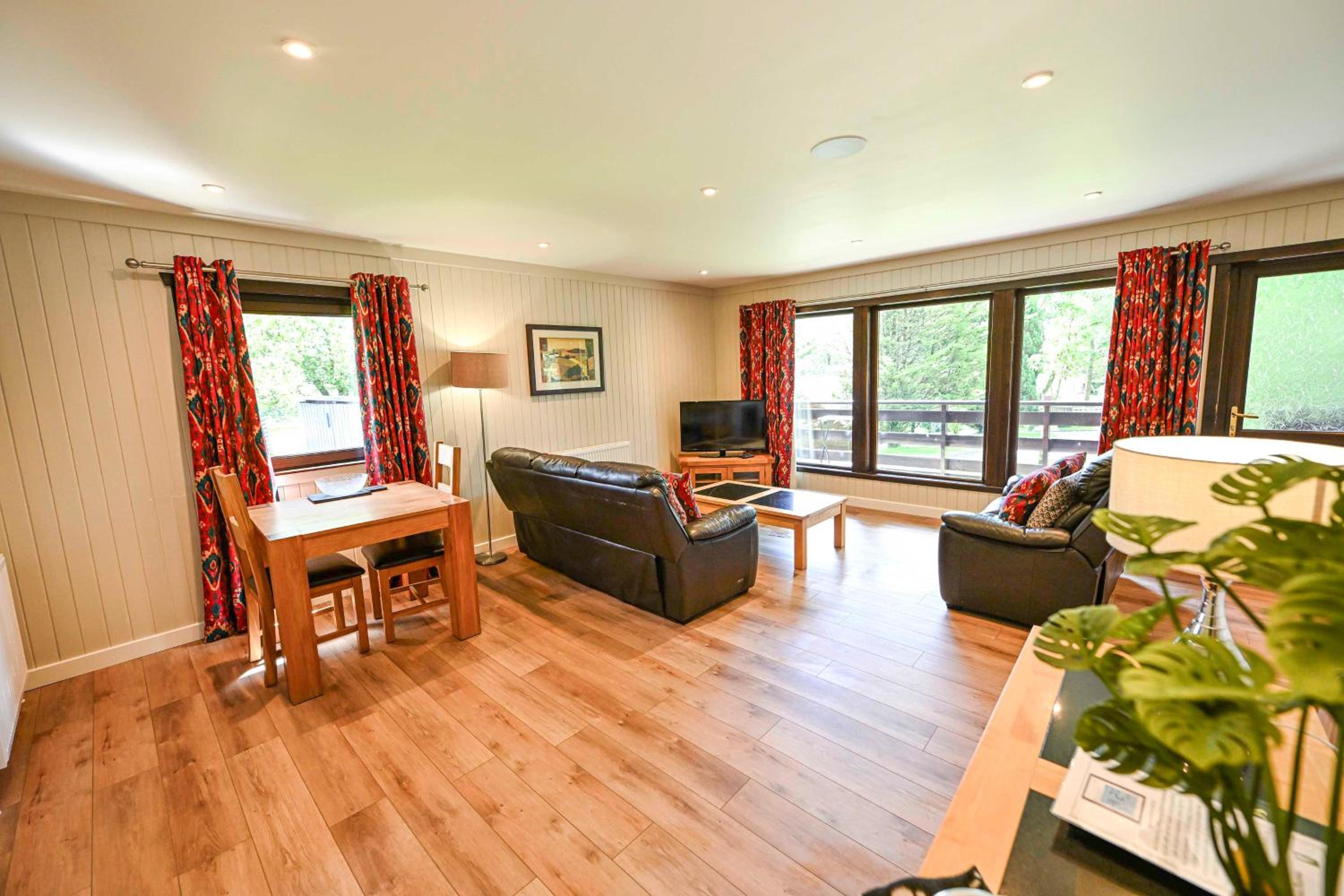 Bluebell Lodge 2 with Hot Tub