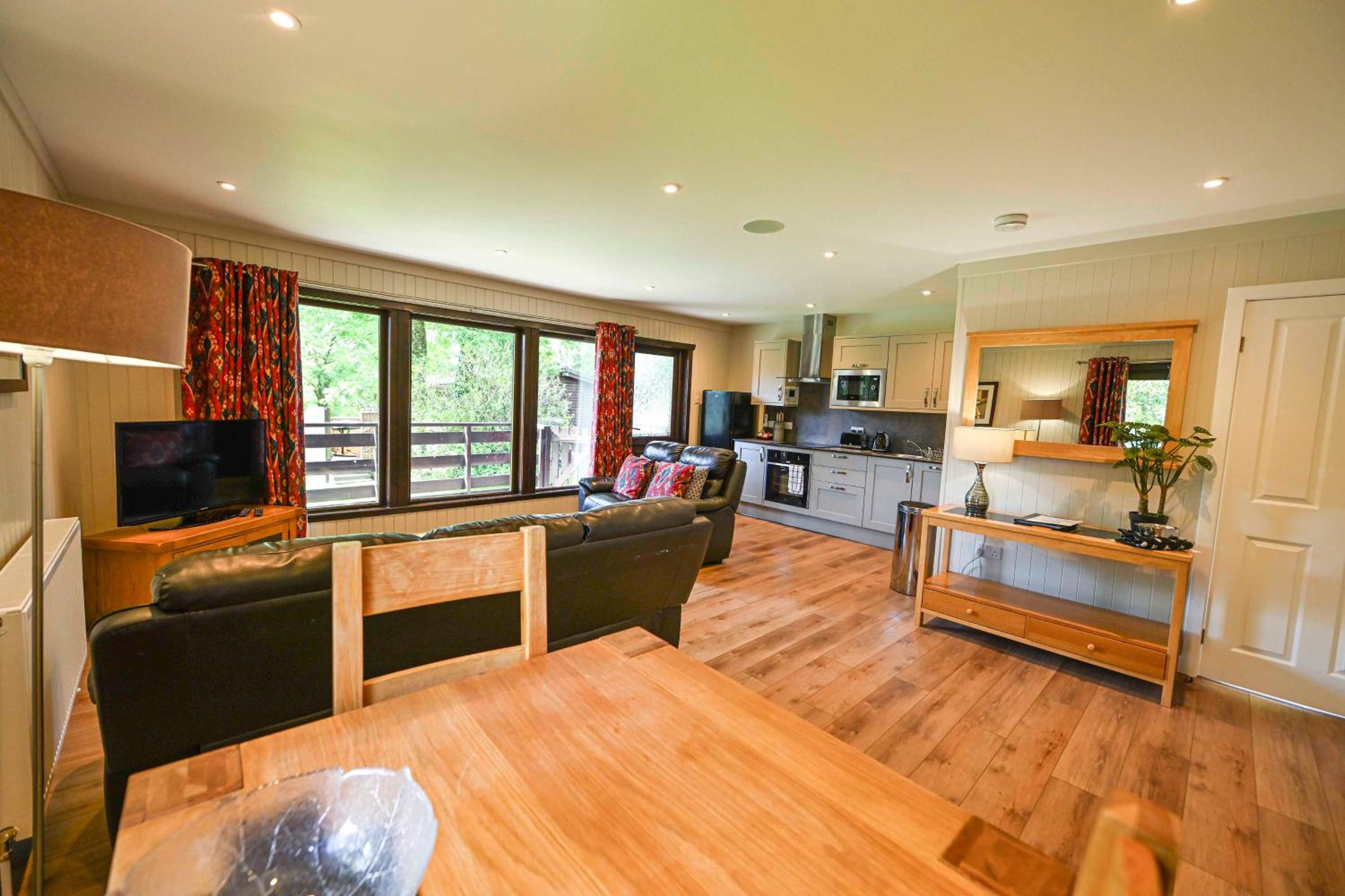 Bluebell Lodge 2 with Hot Tub