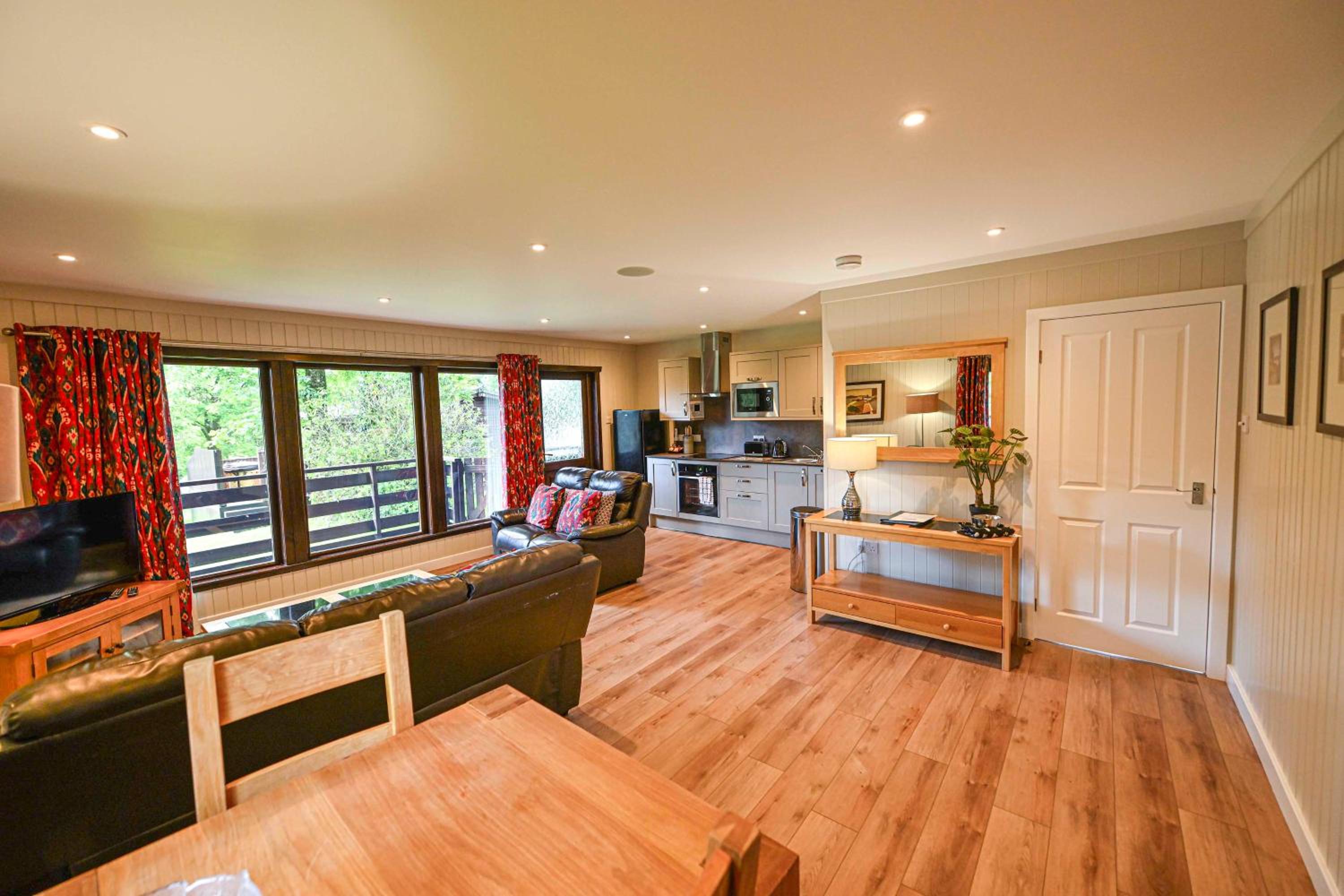Bluebell Lodge 2 with Hot Tub